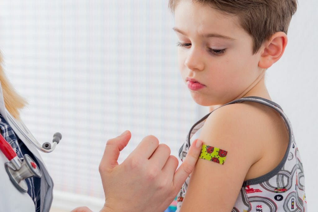 Kind mit Pflaster auf den Arm nach einer Impfung / © picture factory