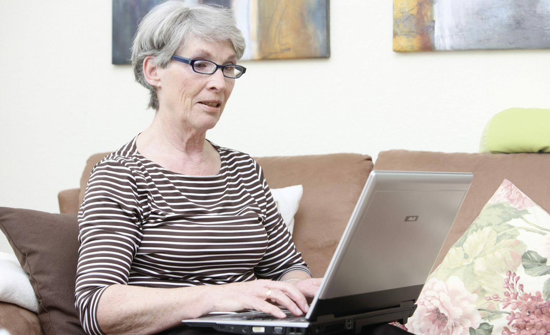 Frau sucht im Internet nach Gesundheitsinformationen / © AOK Mediendienst