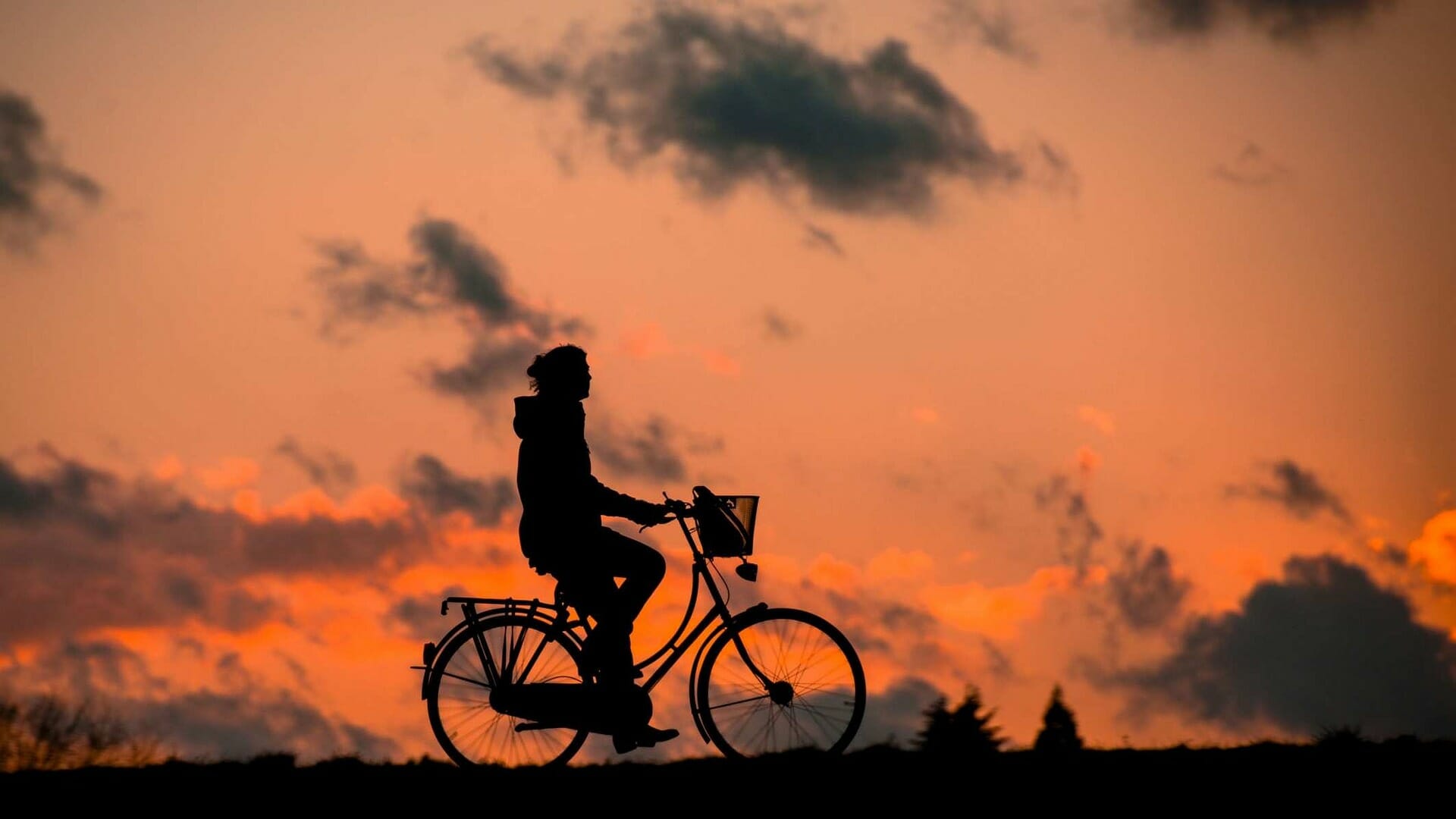 Frau, die in der Dämmerung Rad fährt. / @ pixabay